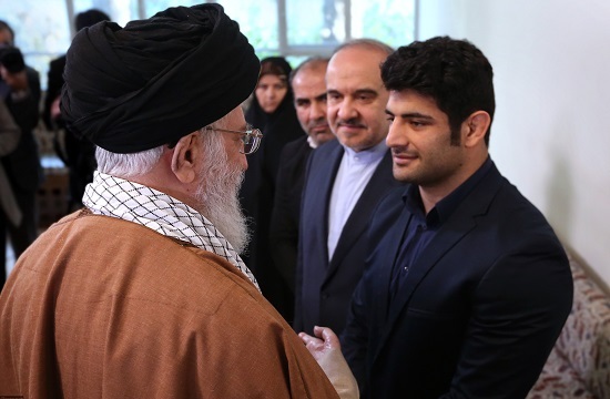 رهبر انقلاب در دیدار با علیرضا کریمی: عزتآفرینی کردید و برای یک هدف بزرگ از حق خود گذشتید رهبر انقلاب در دیدار با علیرضا کریمی: عزتآفرینی کردید و برای یک هدف بزرگ از حق خود گذشتید