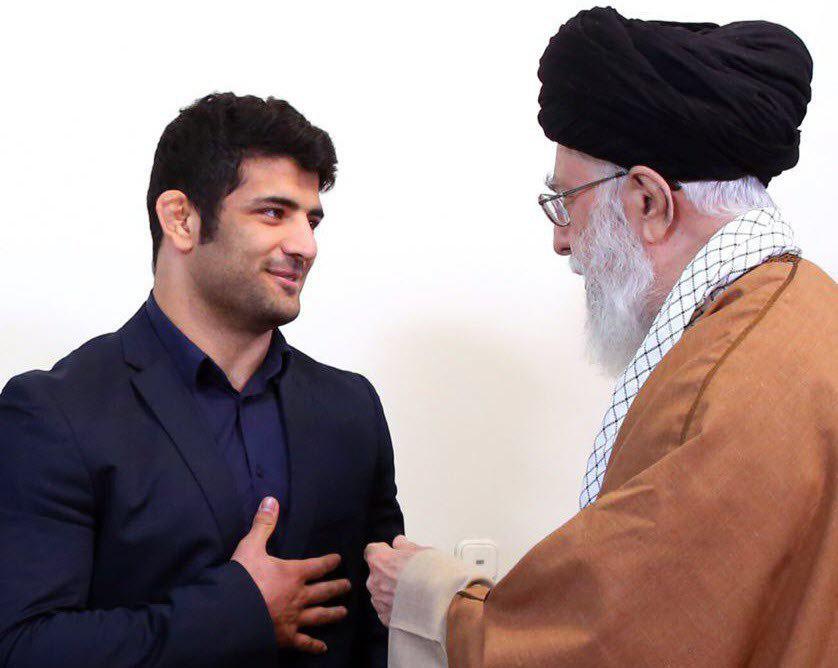 اهدای انگشتر رهبر معظم انقلاب به علیرضا کریمی +فیلم