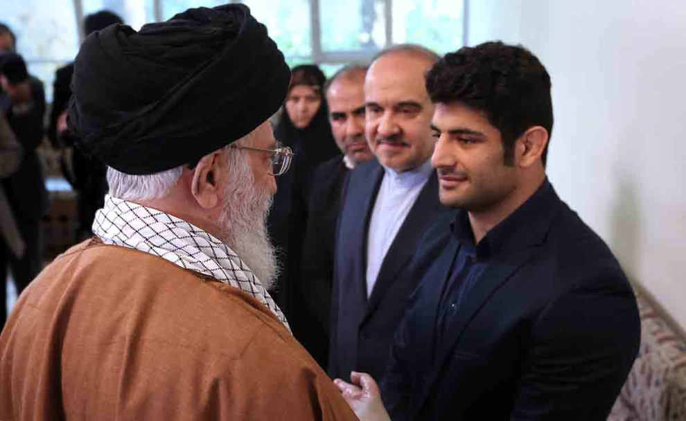 دیدار علیرضا کریمی کشتی&zwnj;گیر سرافراز با مقام معظم رهبری