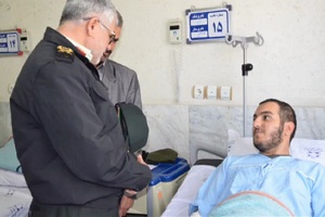 عیادت مسئولان انتظامی و بانک تجارت از مامور مجروح حادثه سرقت بانک اراک