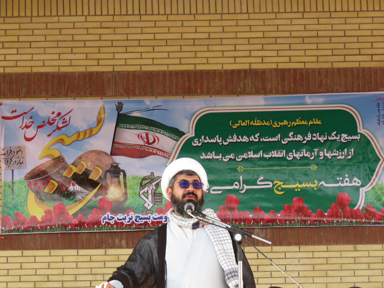مکتب پویای بسیج نماد ولایتمداری بر تارک انقلاب اسلامی می‌درخشد