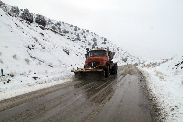 جاده های استان برفروبی و نمک پاشی شدند