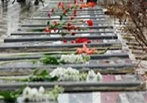 غبارروبی و عطرافشانی گلزار شهدای آبادان و خرمشهر
