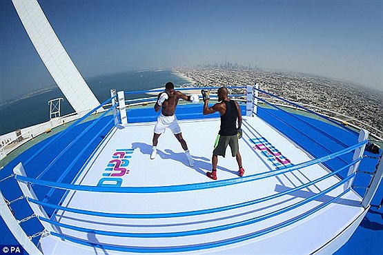 تمرین بوکس بر بام برج العرب دبی+تصاویر