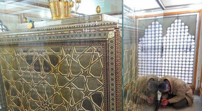 تصویری دیده نشده ازسردار حاج قاسم سلیمانی در ضریح مطهر حضرت زینب (س)