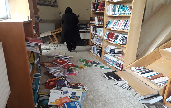 توزیع کتاب و عروسک درجمع کودکان منطقه زلزله زده غرب استان