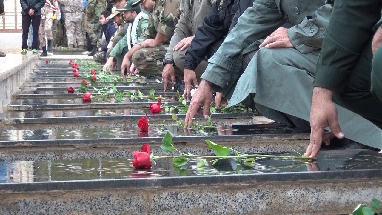 گلباران قبور مطهر شهدای کرمان در هوایی باران خورده