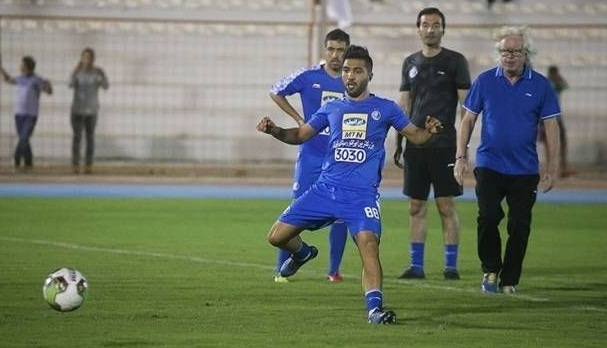 ٣ استقلالى خانه دار مى شوند