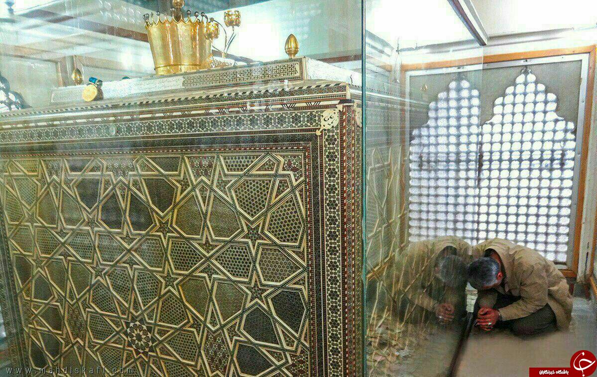 عکسی ناب از ابراز ارادت سردار سلیمانی به حضرت زینب ( س)