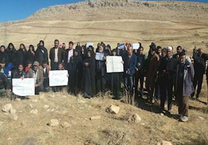 اعتراض کشاورزان روستای امامزادگان بی بی خاتونین به طرح پتروشیمی سقاوه