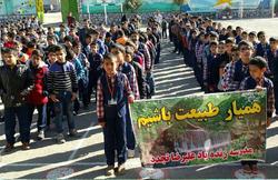 دانش آموزان نهاوندی با کاشت گل به کمک شهرداری می&zwnj;آیند