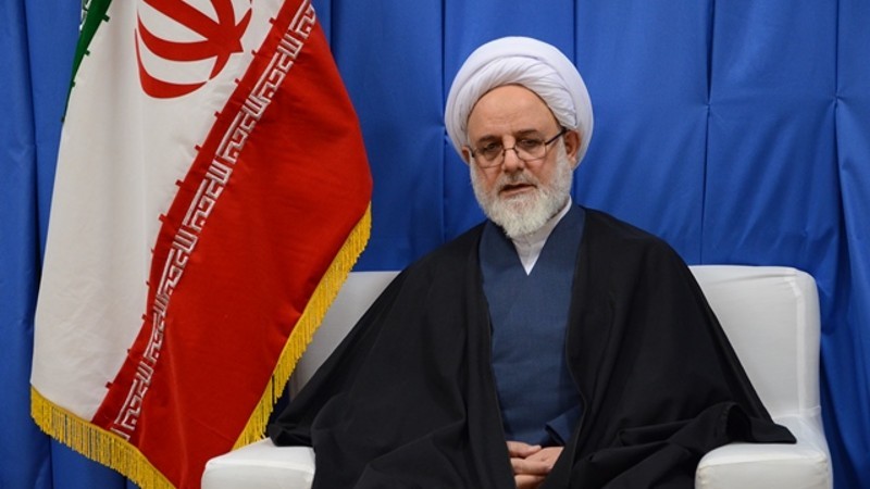 مدیر کل یک دستگاه اداری باید پیش قدم در اقامه نماز اداره باشد