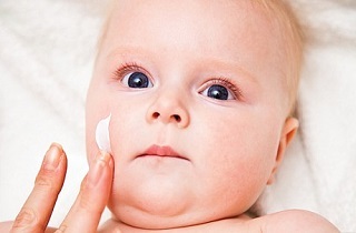 چگونه می توانید در خانه از پوست کودک مراقبت کنید ؟