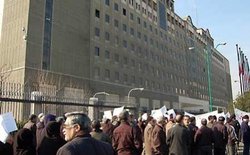 تجمع معلمان حق&zwnj;التدریسی مقابل ساختمان مجلس + فیلم