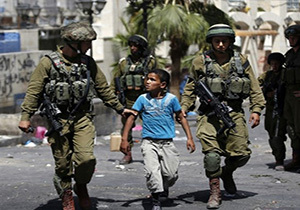 دستگیری نوجوانان فلسطینی توسط نظامیان صهیونیست + فیلم