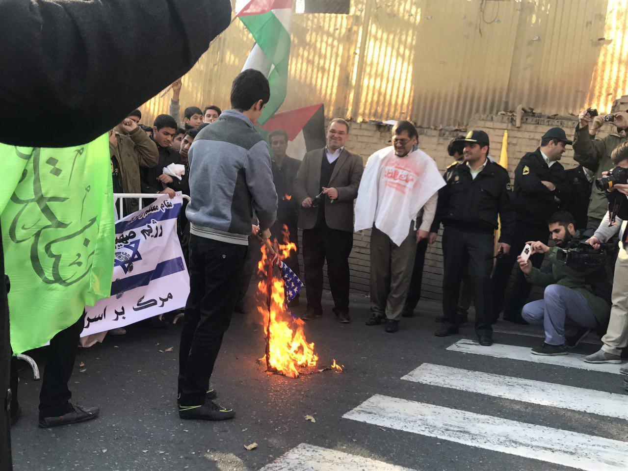 تجمع بیش از ۱۰۰۰ دانش آموز تهرانی در اعتراض به تصمیم خبیثانه دولت آمریکا