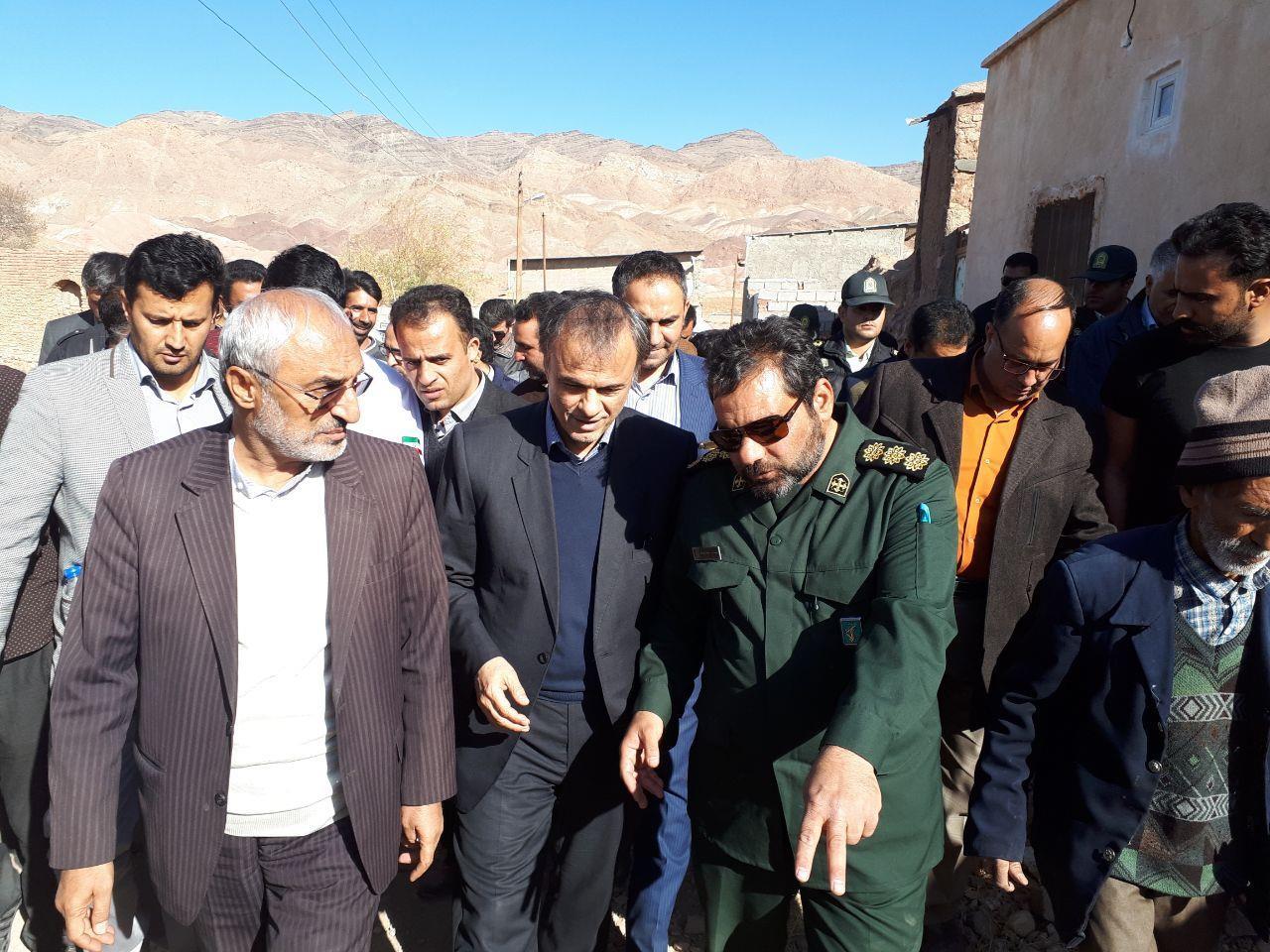 استاندار کرمان وجلسه بحران در چادرهای زلزله زده