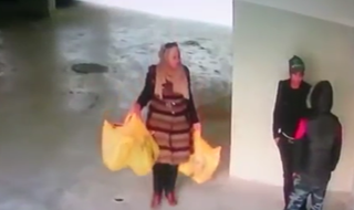 نقشه ای که دو سارق برای سرقت از زن جوان به کار گرفتند+فیلم