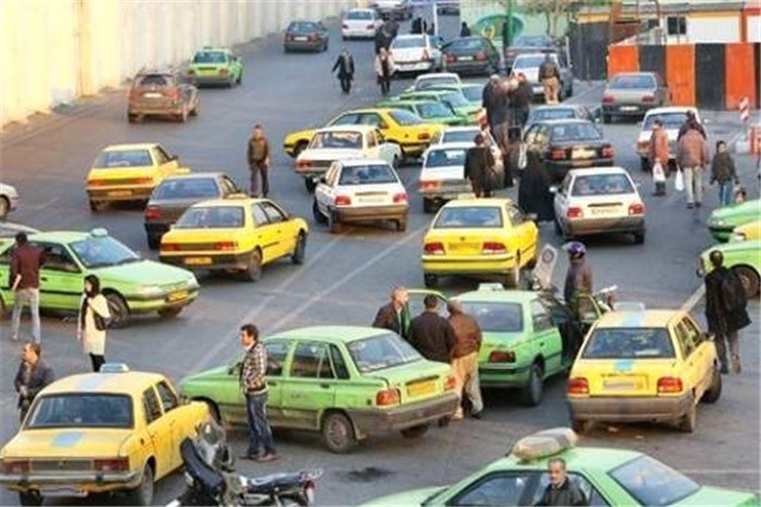 آشفته بازار مسافرکشی مقابل فرودگاه/ مسافربرهای شخصی بلای اقتصاد رانندگان تاکسی