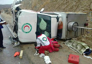 ۳ مصدوم در واژگونی خودروی امدادی هلال احمر