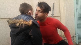 اهدای پیراهن طارمی به یک کودک مبتلا به بیماری قلبی