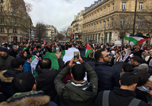 ممانعت پلیس فرانسه از تجمع معترضان مقابل سفارت آمریکا