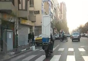 شکل عجیب و خطرناک حمل بار با موتور + فیلم