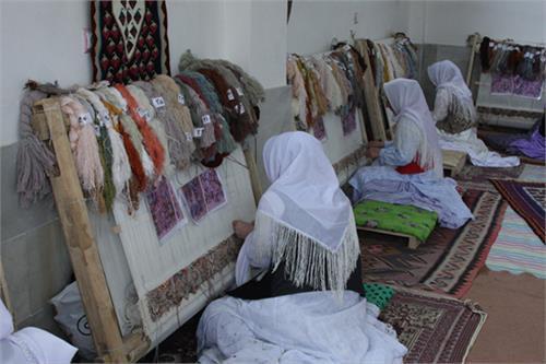 وقتی گره ها فرش زندگی را خوش نقش می بافد