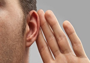 علت قرمز و داغ شدن گوش‌های چیست؟