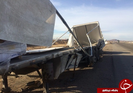 واژگونی تریلر حامل بار نئوپان + تصاویر