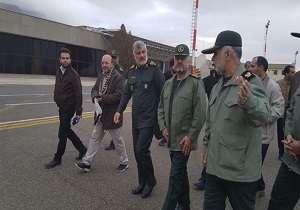 عکس سلفی فرمانده سپاه با تنها بازمانده یک خانواده زلزله‌زده