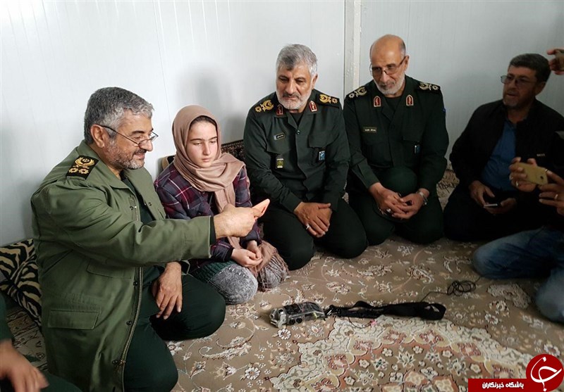 سلفی فرمانده سپاه با تنها بازمانده یک خانواده زلزله&zwnj;زده+عکس