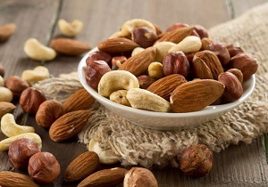 تهیه و بو دادن آجیل برای شب یلدا