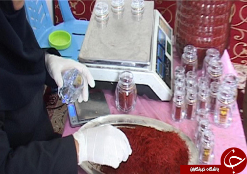 زنان کارآفرین در روستای سراب داراب / اشتعغال زایی برای ۶۰ نفر از بانوان روستا