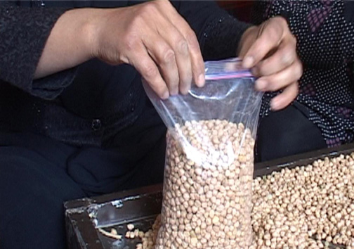 زنان کارآفرین در روستای سراب داراب / اشتعغال زایی برای ۶۰ نفر از بانوان روستا