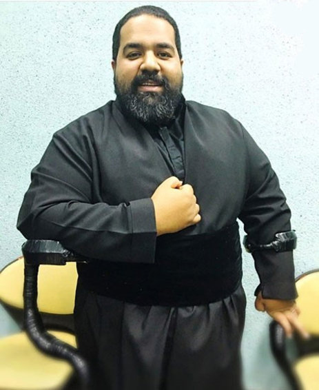 رضا صادقی سفید پوش می‌شود