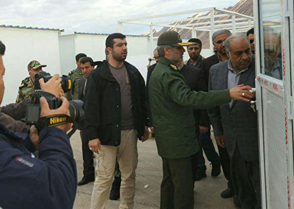 بازدید وزیر دفاع و پشتیبانی نیروهای مسلح از مناطق زلزله زده