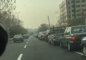 صف طولانی پمپ بنزین بعد از وقوع زلزله + فیلم
