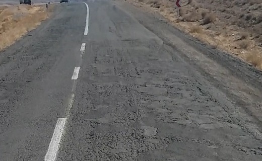 وضعیت نامناسب آسفالت جاده قدیم نیشابور به مشهد+ فیلم