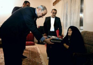دیدار استاندار گلستان با خانواده شهدای ۵ آذر
