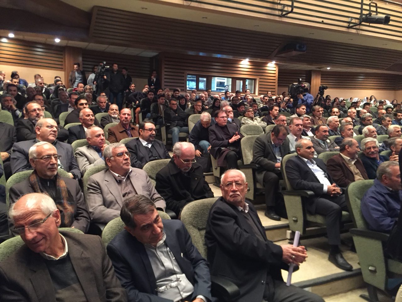 تقدیر از علی دایی در مراسم روز پرویز دهداری