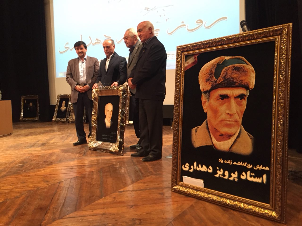 تقدیر از علی دایی در مراسم روز پرویز دهداری