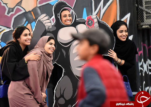 تصاویر روز: از ساخت مجسمه اژد&zwnj;ها با استفاده از ۵۰ هزار عدد نعل اسب تا عکس یادگاری دختران سعودی با کینگ کونگ