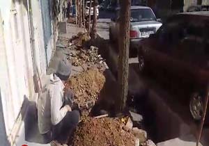 گلایه از حفاری پیاده‌روی تازه آسفالت شده در اراک + فیلم