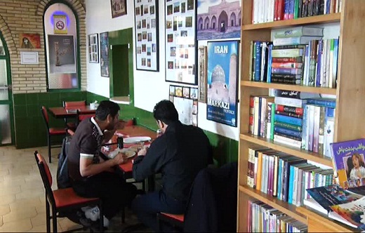 سرو غذا با طعم کتاب در رستورانی در ساوه