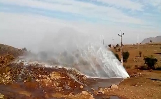 شکستگی خط لوله آب شیرین در مسجد سلیمان استان خوزستان.