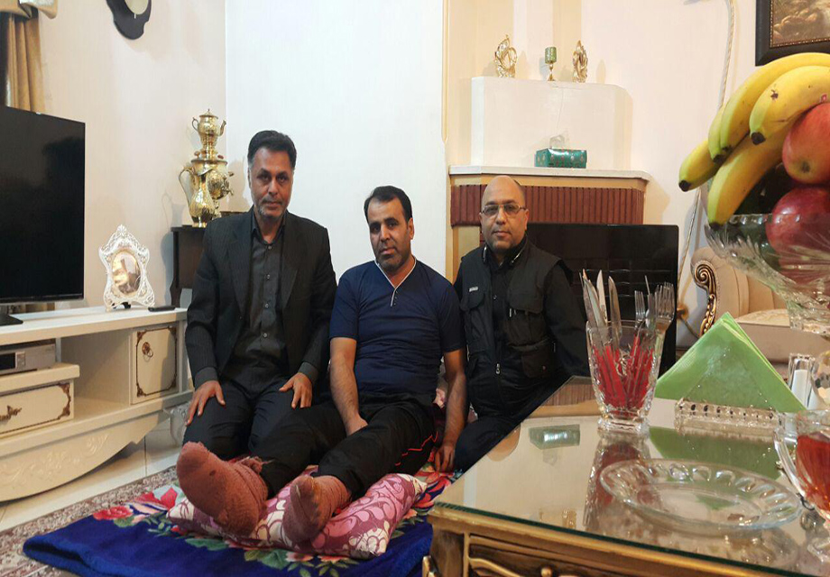 عیادت نماینده پرسپولیس از مامور مصدوم حادثه آتش سوزی باشگاه