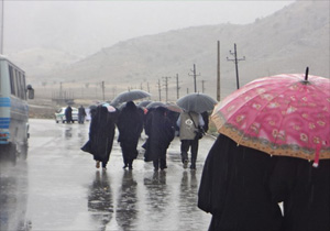 پیاده روی زیر باران در سالروز آغاز امامت حضرت مهدی (عج)