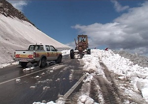 نجات سرنشینان خودروهای گرفتار در برف جاده مشگین شهر ، هریس