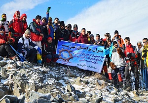 همدردی کوهنوردان قم با زلزله‌زدگان کرمانشاه